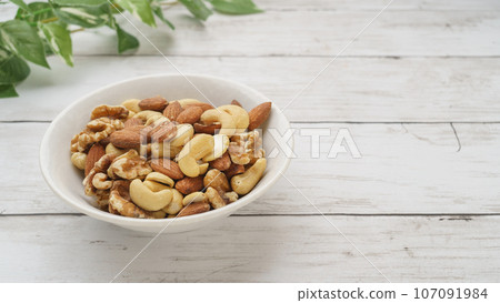 3 kinds of mixed nuts｜walnuts, almonds, cashew nuts 107091984