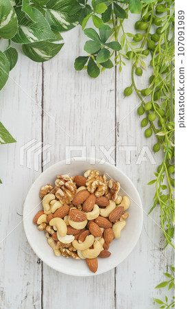 3 kinds of mixed nuts｜walnuts, almonds, cashew nuts 107091989