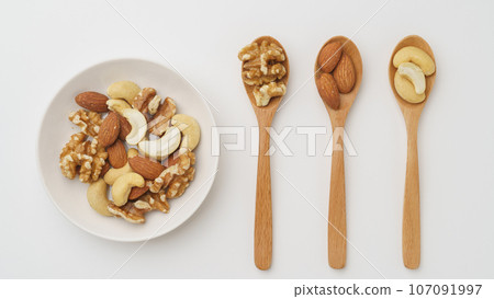 3 kinds of mixed nuts｜walnuts, almonds, cashew nuts 107091997
