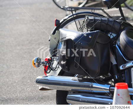 一輛停放的美國摩托車的皮革馬鞍包 107092644