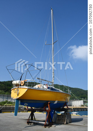 遊艇被帶上岸 107092780