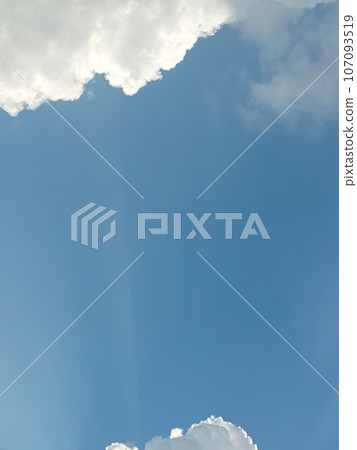 我拍了一張陽光透過雲層縫隙照進來的照片。 我拍了一張陽光透過雲層縫隙照進來的照片。 107093519