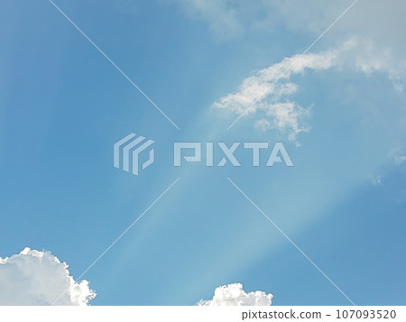 我拍了一張陽光透過雲層縫隙照進來的照片。 我拍了一張陽光透過雲層縫隙照進來的照片。 107093520