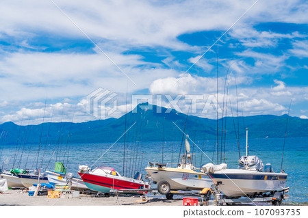 (Hokkaido) Morap campsite and fishing boat on the shore of Lake Shikotsu (Hokkaido) Morap campsite and fishing boat on the shore of Lake Shikotsu 107093735