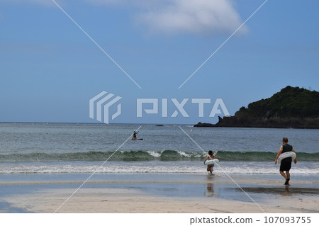 Yumigahama beach in summer, Shizuoka Yumigahama beach in summer, Shizuoka 107093755