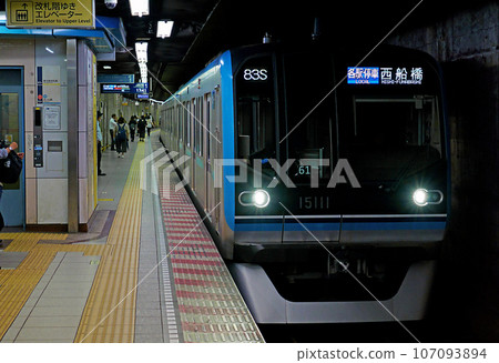 東京地鐵東西線15000系列車輛到達南砂町站 東京地鐵東西線15000系列車輛到達南砂町站 107093894