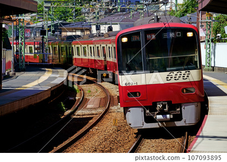 開往三崎口的特急列車（600型）高速通過京急安張塚站 107093895