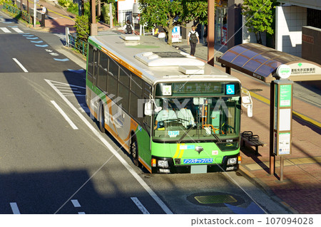 Toei bus (Mitsubishi Fuso Aerostar) stopping at the main street bus stop Toei bus (Mitsubishi Fuso Aerostar) stopping at the main street bus stop 107094028