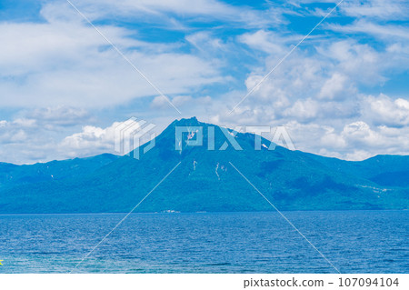 (Hokkaido) Mount Eniwa seen from the shore of Lake Shikotsu 107094104