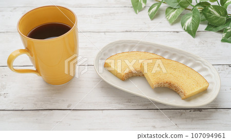 coffee and baumkuchen 107094961