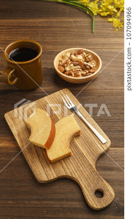 咖啡、年輪蛋糕和綜合堅果 107094966