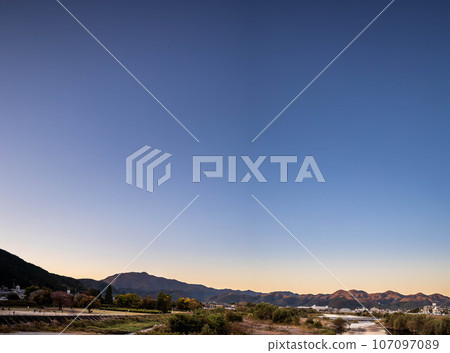 京都盆地的秋天,從松尾橋看桂川自行車道,東北方向晴朗的夜空 京都盆地的秋天,從松尾橋看桂川自行車道,東北方向晴朗的夜空 107097089