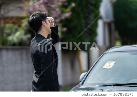 有停車貼紙的汽車 107098175
