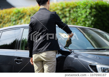 有停車貼紙的汽車 107098187