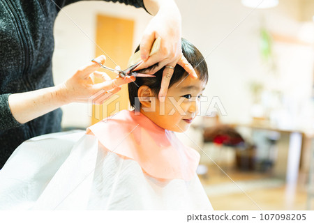 3歲男孩在美容院理髮 107098205