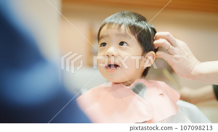 3歲男孩在美容院理髮 107098213
