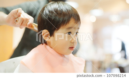 3歲男孩在美容院理髮 107098214