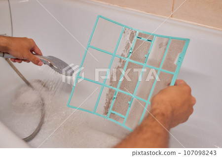 Washing air-conditioner filter with water Washing air-conditioner filter with water 107098243
