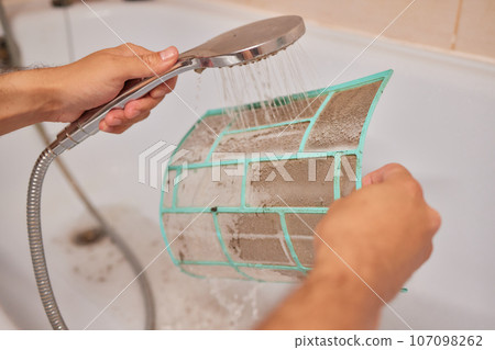 Washing air-conditioner filter with water Washing air-conditioner filter with water 107098262
