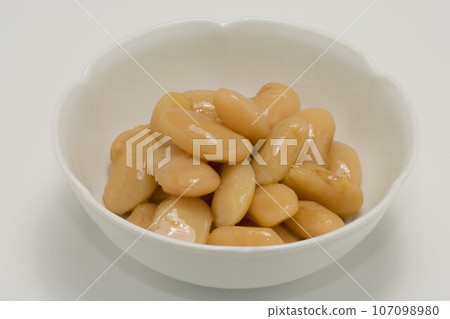 Boiled white flower beans 107098980