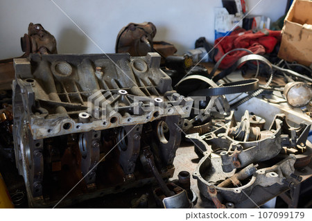 repair of a disassembled old engine on a car head timing mechanism wear. repair of a disassembled old engine on a car head timing mechanism wear. 107099179