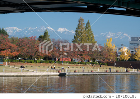 可以眺望雪山劍岳的富岩運河環水公園 可以眺望雪山劍岳的富岩運河環水公園 107100193