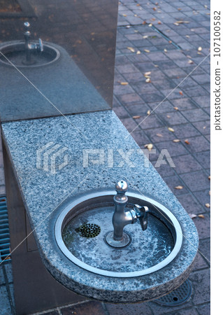 有飲水器的景觀 107100582