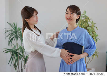 一位女士在語音訓練師的指導下進行語音訓練 1 107100585