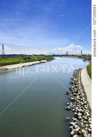 Blue sky and white clouds, Yabe River, Yabe River Bridge, and Unzen from Miyama City in August Blue sky and white clouds, Yabe River, Yabe River Bridge, and Unzen from Miyama City in August 107100685