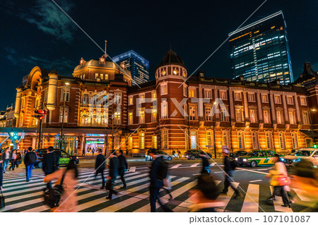 日本東京城市景觀東京八重洲中城今天開幕。下班回來的人... = 2023 年 3 月 10 日 107101087