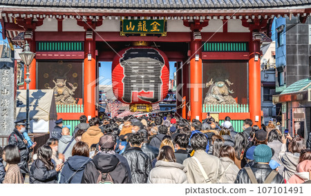 Tokyo cityscape: Kaminarimon Gate on the first three days of the New Year 107101491