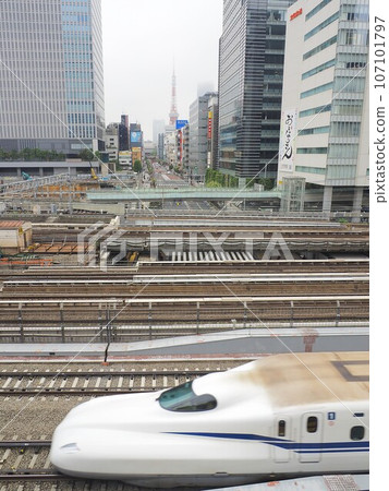 從東京濱松町車站看到的新幹線,背景是東京鐵塔,九月 從東京濱松町車站看到的新幹線,背景是東京鐵塔,九月 107101797