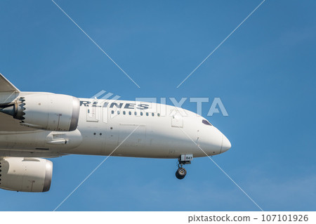 [JAL aircraft ready to land from the sky above Jonanjima Seaside Park] 107101926