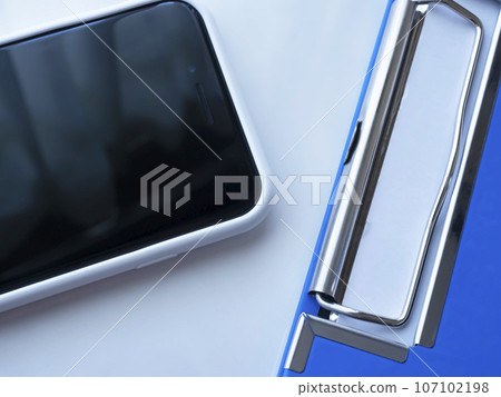 桌上的活頁夾和智能手機 107102198