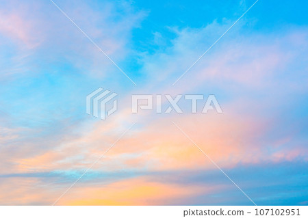  藍天和雲彩 107102951