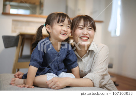 看電視的父母和孩子 107103033