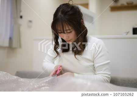 切割緩衝材料的女人 107103262