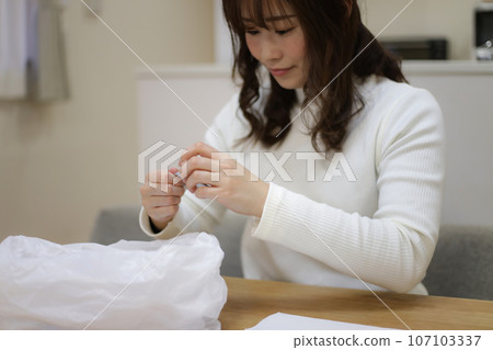 女人打破文件 女人打破文件 107103337