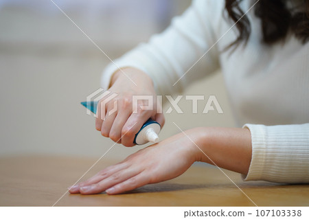 在手上塗保濕霜的女人 107103338