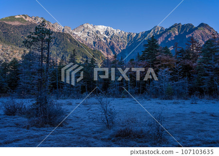 【上高地的絕景】寒冷的清晨,從田代濕地看到秋天的穗高山脈 【上高地的絕景】寒冷的清晨,從田代濕地看到秋天的穗高山脈 107103635