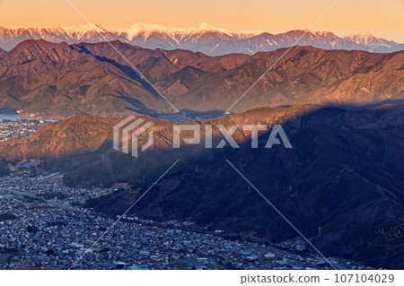 The mountain range of the Southern Alps at sunrise seen from Mt. 107104029