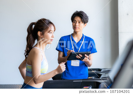 年輕女子在健身房訓練 107104201