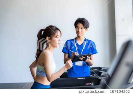年輕女子在健身房訓練 107104202