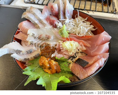 Fresh seafood, seafood bowl close-up, in Ito Fresh seafood, seafood bowl close-up, in Ito 107104535