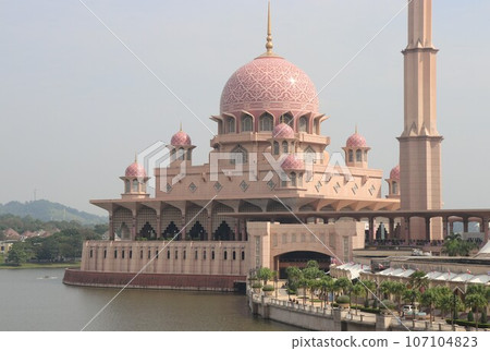 The world's most beautiful mosque, Pink Mosque, Putra Mosque, Malaysia, Putrajaya The world's most beautiful mosque, Pink Mosque, Putra Mosque, Malaysia, Putrajaya 107104823