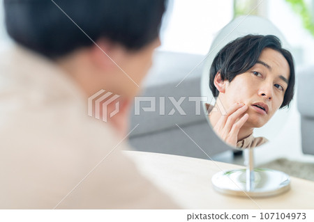 年輕人在客廳做皮膚護理 107104973