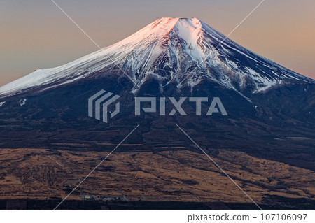 從富士山看到的早晨陽光下的富士山 從富士山看到的早晨陽光下的富士山 107106097