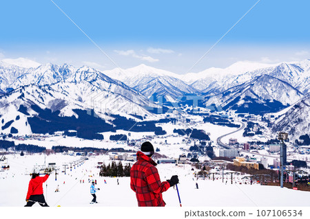 Panoramic view of ski slopes [ Iwappara Ski Resort in Echigo Yuzawa in Niigata Prefecture ] 107106534