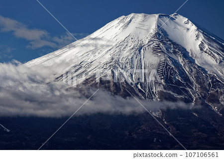 Mt. Fuji in winter as seen from Oshino/Nijumagu Pass 107106561
