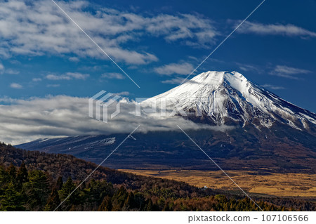 Mt. Fuji in winter as seen from Oshino/Nijumagu Pass Mt. Fuji in winter as seen from Oshino/Nijumagu Pass 107106566